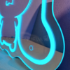 Detalle del sensor touch en el Espejo de Cinnamoroll con luz LED RGB, fácil de encender y ajustar.