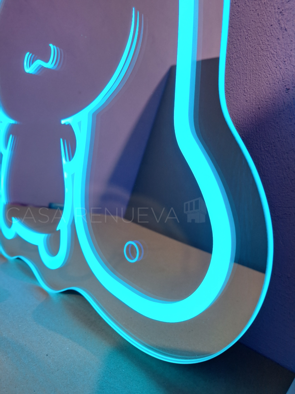 Detalle del sensor touch en el Espejo de Cinnamoroll con luz LED RGB, fácil de encender y ajustar.