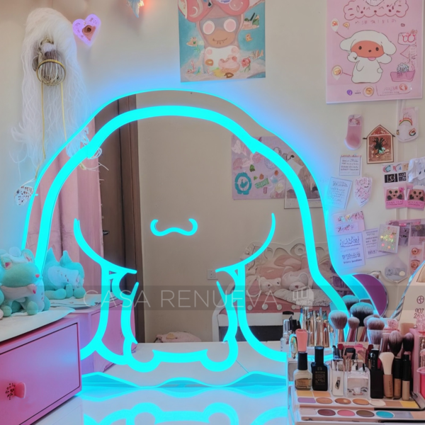 Espejo de Cinnamoroll con luz RGB sobre un tocador en una habitación